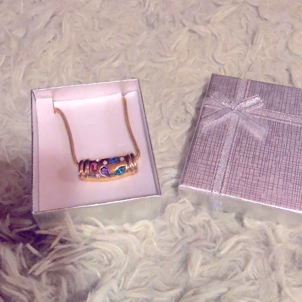 NWOT GOLD TONE CHOKER WITH MULTIPLE GEMSTONES.